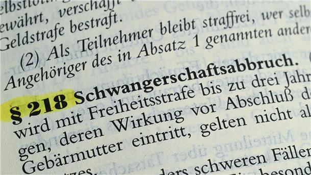Paragraf 218: Schwarz-Rot debattiert über Koalitionsvertrag Abtreibungen sind in Deutschland rechtswidrig, bleiben in den ersten zwölf Wochen aber unter bestimmten Bedingungen straffrei. (Illustration)