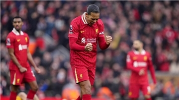 Abwehrchef Virgil van Dijk musste mit dem FC Liverpool am Ende noch um den Heimsieg zittern.