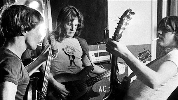 Dokumentation über Rocklegende AC/DC AC/DC ist das Familienunternehmen der drei Brüder George, Angus und Malcolm Young (l-r) .