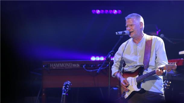 Achim Reichel singt bei der Jubiläums-Fernsehshow „50 Jahre Beat-Club“ im Bremer Pier 2.