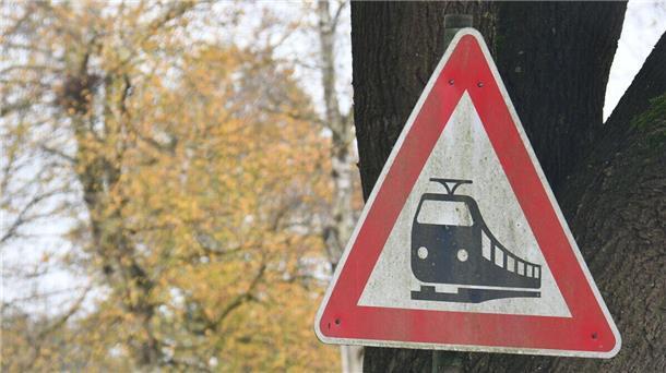 Schild „Achtung Bahnübergang“