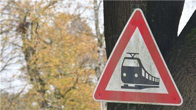 Schild „Achtung Bahnübergang“