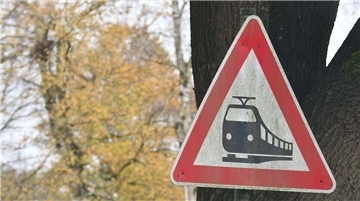 Schild „Achtung Bahnübergang“