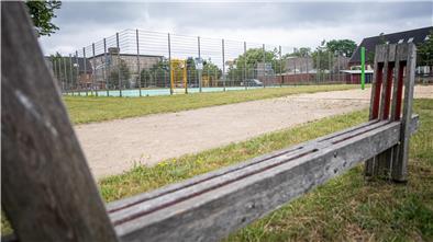 Achtung Ball! Die Anwohner der Reihenhäuser und der Stäwog-Immobilie (links) fühlen sich nicht sicher. Immer wieder fliegen Bälle über den Zaun des Sportplatzes hinter der Schule am Ernst-Reuter-Platz.
