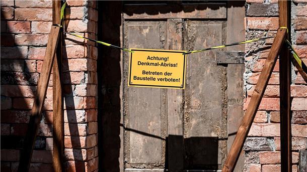 „Schwarzbuch“: Stiftung beklagt verlorene Denkmale Achtung Denkmal? Schutz schützt historische Gebäude nicht immer vor Abriss.