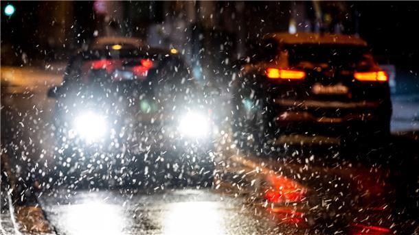 Neue Woche beginnt mit Frost Achtung, eingeschränkte Sicht: Das Winterwetter zwingt Autofahrerinnen und Autofahrer derzeit zu besonderer Vorsicht - wie hier in Frankfurt.