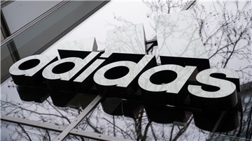 Adidas hat wegen der Probleme in China und der zuletzt schleppenden Nachfrage die Prognose für 2022 gesenkt.