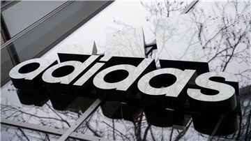 Adidas ist von Investoren verklagt worden.