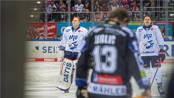 Spieler schauen konzentriert vor Spielbeginn