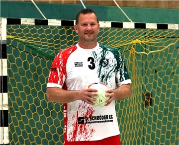 Adnan Salkic schrieb als Spieler beim TSV Bremervörde Vereinsgeschichte. Heute lebt der 44-Jährige als Trainer der Grün-Roten den Handball und geht als Vorbild voran.
