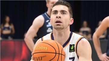 Gegen Karlsruhe soll die miese Topteam-Bilanz der Eisbären enden Adrian Breitlauch und die Eisbären Bremerhaven wollen nach einer enttäuschenden Hinrunde zeigen, dass mehr in ihnen steckt. Am Samstag kommen die Karlsruhe Lions in die Stadthalle.