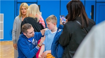 Adrian Breitlauch wird beim „Tag der Fans“ wieder jede Menge Autogramme schreiben. Dazu gibt es viele Mitmachaktionen mit den Eisbären-Profis in der Stadthalle.
