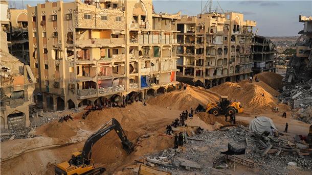 Israel startet neue Gaza-Angriffe nach Attacke auf Soldaten Ägyptische Arbeiter suchen mit schwerem Gerät nach sterblichen Überresten von Geiseln. (Archivbild)