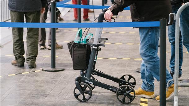 Ältere Bürgerinnen und Bürger können bei ihrem Weg ins Impfzentrum Hannover Unterstützung von Impfpaten bekommen.
