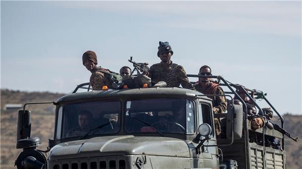 Äthiopische Regierungssoldaten fahren in der Region Tigray.
