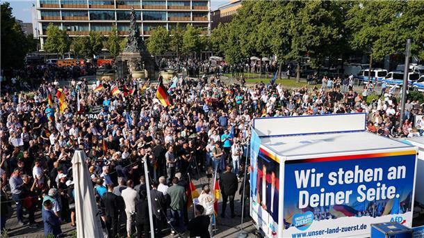 Mannheim: Tausende Menschen gedenken des toten Polizisten AfD-Demonstration gegen Islamismus auf dem Paradeplatz in Mannheim. Eine Woche zuvor war auf dem Mannheimer Marktplatz ein Polizist bei einem Messerangriff getötet worden.