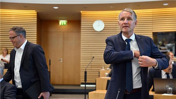 Tabubruch: CDU beschließt mit AfD Steuersenkung in Thüringen AfD-Fraktionschef Björn Höcke und CDU-Fraktionschef Mario Voigt (l) im Landtag in Erfurt.
