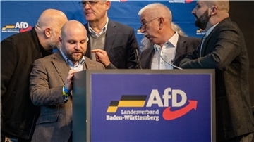 AfD-Politiker um Markus Frohnmaier  beratschlagen in der Stadthalle über das weitere Vorgehen beim Landesparteitag.