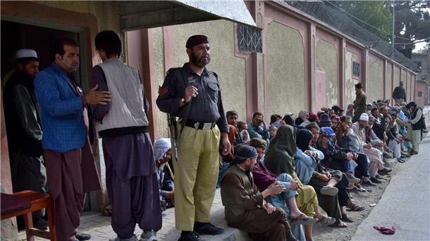 Afghanische Einwanderer warten vor dem afghanischen Konsulat im pakistanischen Quetta, um Reisedokumente für die Rückkehr in ihr Heimatland zu erhalten.