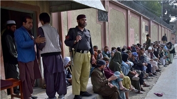 Afghanische Einwanderer warten vor dem afghanischen Konsulat im pakistanischen Quetta, um Reisedokumente für die Rückkehr in ihr Heimatland zu erhalten.