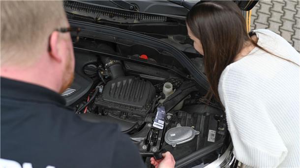 Ailt Broer, Fahrlehrer aus Aurich, erklärt seiner Fahrschülerin Lea M., die den Führerschein mit 17 erwerben möchte, die einzelnen Bauteile eines Motors.