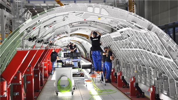 In einem Rumpf arbeiten mehrere Monteure an einem Rumpf bei Airbus