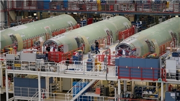 Airbus-Mitarbeiter arbeiten in der Halle 260 auf dem Airbus Werksgelände im Stadtteil Finkenwerder an A320-Flugzeugrümpfen. 