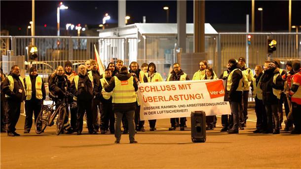 Airport-Mitarbeiter der Luftsicherheit des Flughafens Köln/Bonn streiken für bessere Löhne.