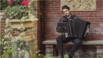 Bank im Garten mit Musiker