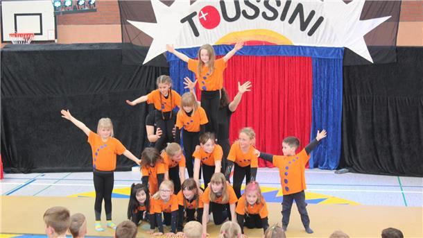 Akrobatischer Auftritt beim Abschluss der Zirkus-Projektwoche in der Grundschule Nordholz