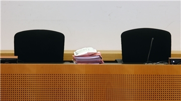 Akten liegen im Strafjustizzentrum auf dem Richtertisch.
