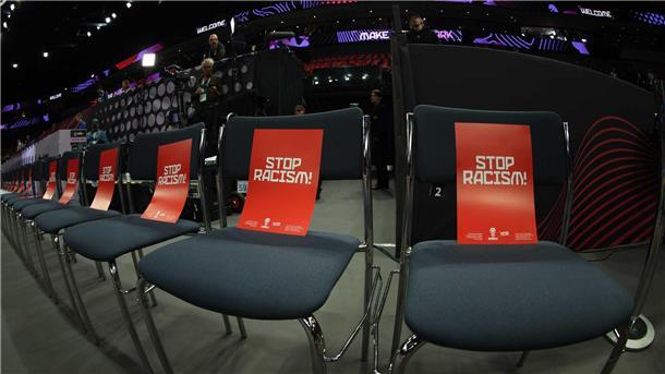 Basketballer locker zum EM-Gruppensieg - Portugal wartet Aktion bei der EM: Schilder mit „Stop racism“ in Tampere.
