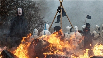 Aktivisten bauten im Vorfeld der Räumung von Lützerath Barrikaden auf und steckten diese in Brand (Archivbild).