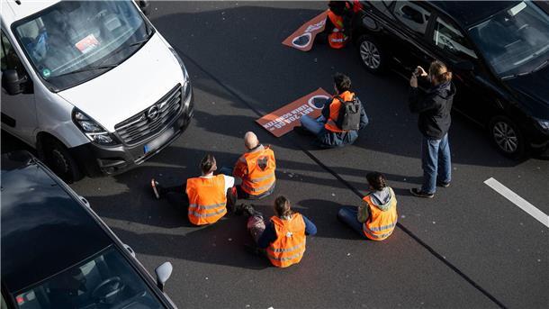 Katz und Maus fürs Klima? Aktivisten blockieren in Berlin Aktivisten blockieren am Morgen die A100 in der Bundeshauptstadt.