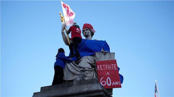 Aktivisten demonstrieren vor der Nationalversammlung in Paris und fordern die Rente mit 60 Jahren.