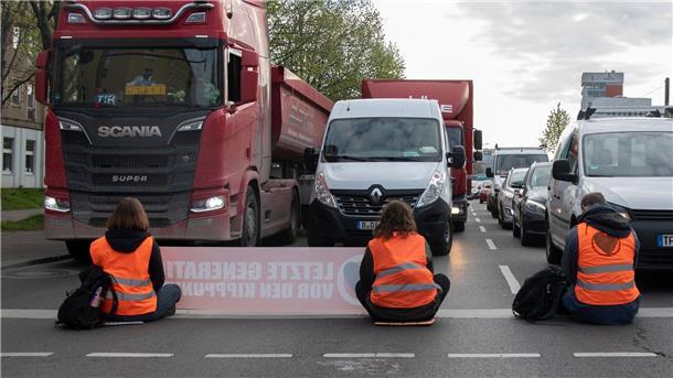 Aktivisten der Gruppierung Letzte Generation blockieren eine Kreuzung in Berlin.