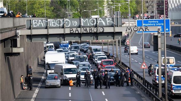 Katz und Maus fürs Klima? Aktivisten blockieren in Berlin Aktivisten der Gruppierung Letzte Generation blockieren die Stadtautobahn in Berlin. Die Polizei sprach am Morgen von rund 30 Aktionen im Stadtgebiet.