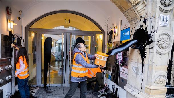 Aktivisten beschmieren Eingang der FDP-Parteizentrale Aktivisten der Klimagruppe Letze Generation mit ölartiger Farbe am Eingangsbereich der FDP-Parteizentrale in Berlin.