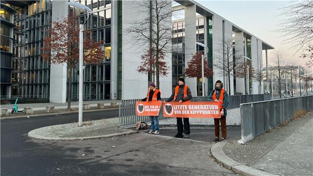 Aktivisten der Klimaschutzgruppe „Letzte Generation“ blockieren am frühen Morgen eine Zufahrt zur Tiefgarage des Bundestages.