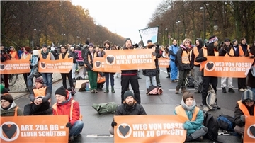 Letzte Generation: Behörden beschlagnahmen zu viel Geld Aktivisten der Klimaschutzgruppe „Letzte Generation“ und anderer Gruppierungen blockieren die Straße des 17. Juni in Berlin.