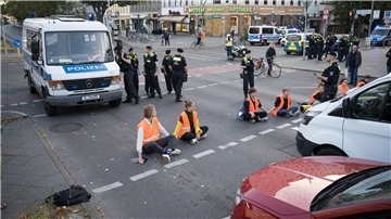 Aktivisten der Klimaschutzgruppe Letzte Generation während einer Straßenblockade auf dem Mehringdamm.