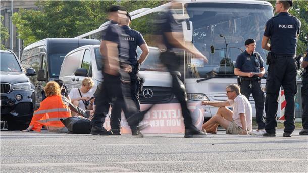 Klimaaktivisten legen Münchens Verkehr teilweise lahm Aktivisten der Letzten Generation auf der Kreuzung am Stachus in München. Die Gruppe will mit den Aktionen vor und während der Auto- und Verkehrsmesse IAA München „wochenlang zur Protesthochburg“ machen.