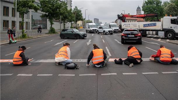 Aktivisten der Letzten Generation während einer Straßenblockade.