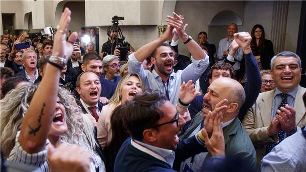 Rechtsbündnis hat Mehrheit im italienischen Parlament sicher Aktivisten der rechtsextremen Partei „Fratella d’Italia“ (Brüder Italiens) feiern, als sie in ihrer Wahlzentrale in Rom erste Zahlen zur Wahl erfahren.