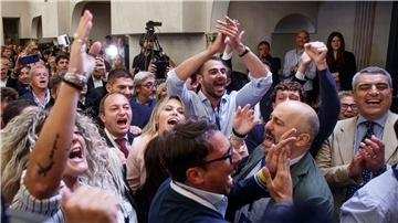 Aktivisten der rechtsextremen Partei „Fratella d’Italia“ (Brüder Italiens) feiern, als sie in ihrer Wahlzentrale in Rom erste Zahlen zur Wahl erfahren.
