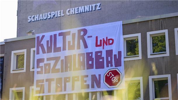 Aktivisten halten Schauspielhaus in Chemnitz besetzt Aktivisten haben das Chemnitzer Schauspielhaus besetzt und protestieren gegen Kultur- und Sozialabbau.