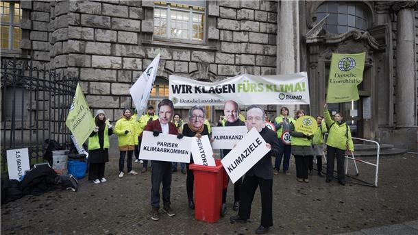 Zu wenig Klimaschutz: Gericht verurteilt Bundesregierung Aktivisten mit Masken von Wirtschaftsminister Habeck (l-r), Bauministerin Geywitz, Bundeskanzler Scholz und Verkehrsminister Wissing protestierten vor dem Oberverwaltungsgericht Berlin.