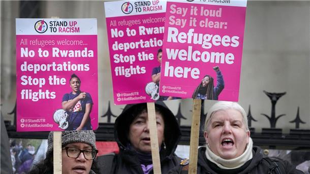 Ruanda-Abschiebungen landen vor oberstem britischen Gericht Aktivisten setzen sich gegen die Abschiebung nach Ruanda ein.