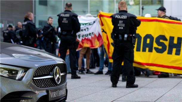 IAA-Proteste: Symbolische Hausbesetzung und Straßenblockade Aktivisten und Polizisten während einer Protestaktion vor einem Autohaus von Mercedes.