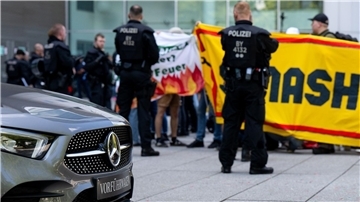 Aktivisten und Polizisten während einer Protestaktion vor einem Autohaus von Mercedes.